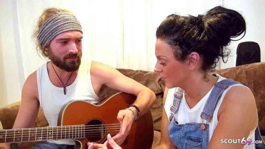 Azgın anne kızı becermek için yeni arkadaşını baştan çıkarır