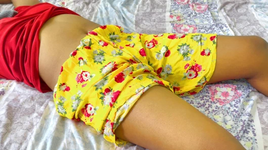 Hintli genç çift üniversite gününü atlıyor ve romantik sevişiyor