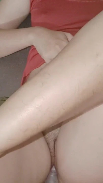 "Minyon genç kız porno izlerken büyük dildo alıyor"