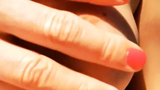 Büyük meme ve kırmızı tırnaklar