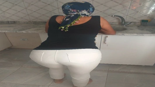 Beyaz taytlı, ince çoraplı, tesettürlü Türk kadını