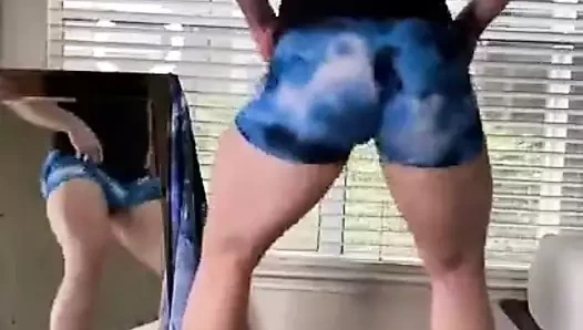 Ayı adam twerk yapıyor