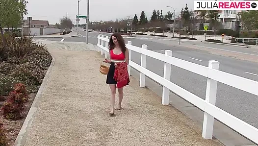 Bebek gibi kız götten parmaklanıyor ve sonra boşalmak için sikiliyor