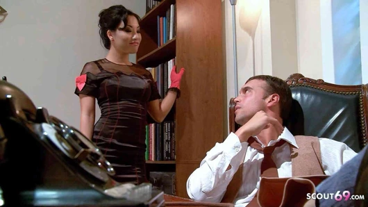 Asyalı sekreter asa akira ve büyük yaraklı patronla ofiste sikişiyor parodi pornosu
