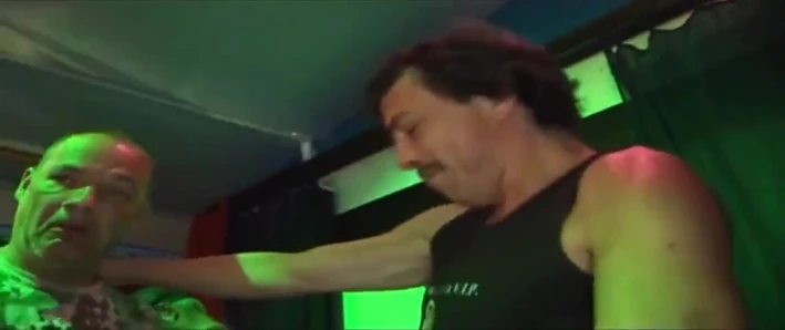 Azgın hatunlarla vahşi kulüp grup seks partisi her yerde emiyor ve yalıyor