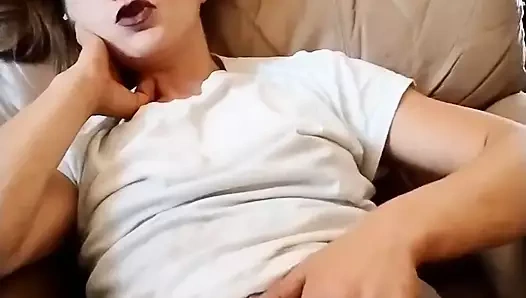 Sürtük genç kız sıkı küçük amcığıyla oynuyor