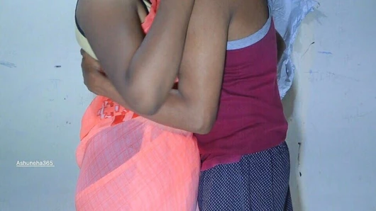 Hintli ev hanımı erkek arkadaşıyla sikişiyor ve kocasıyla mutlu değil