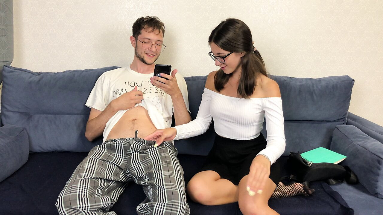 Üvey kızkardeş okuldan eve geldi ve üvey kardeşimden ödevi için yardım istedi, ama o sadece orgazm için yardım etti! handjob ve cumshot