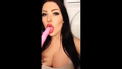 İsveçli milf julia allert emme pembe yapay penis