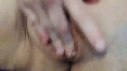 kendini parmaklıyor