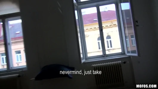 Pikaplar - Rus büyük memeli Irina'nın q'uick paraya ihtiyacı var ve kalması için sıcak bir yer karşılığında Steve tarafından amını siktiriyor