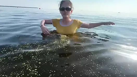 Vay! Genç üvey kız kardeşimle plajda tanıştım, kabinde azdırıyor ve evde sert seks yapıyor