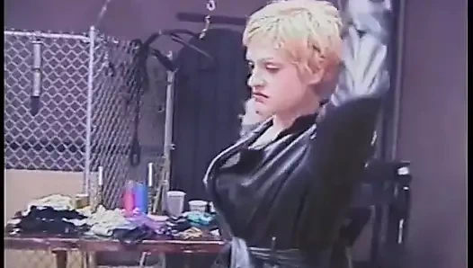 Deri kaplı dominatrixs BDSM odasında erkek köleyi zaptediyor ve cezalandırıyor