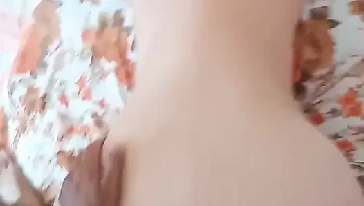 Komşu başkasının evinde emiyor