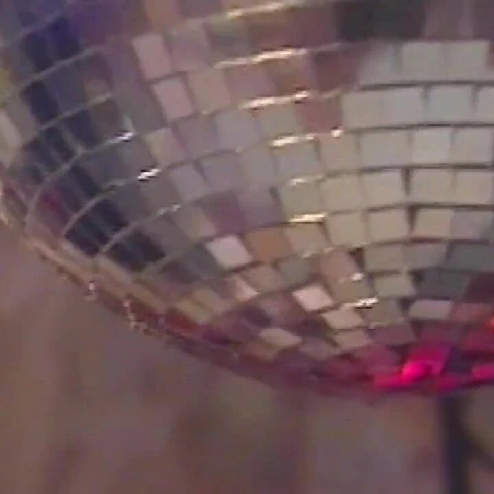 Asyalı güzel kadın yalıyor ve parmaklıyor ve orgazm oluyor