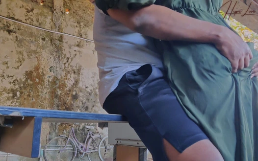 Terk edilmiş bir binada güzel kadını sikiyor