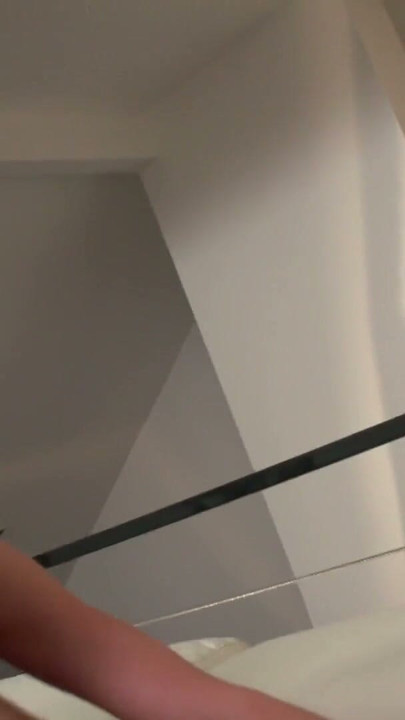 Büyük doğal memeli orta yaşlı seksi kadın sevgilisinin villasında sert sikiliyor | Klip 1