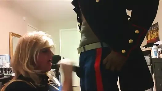 Jenn büyük siyah yarağı emiyor