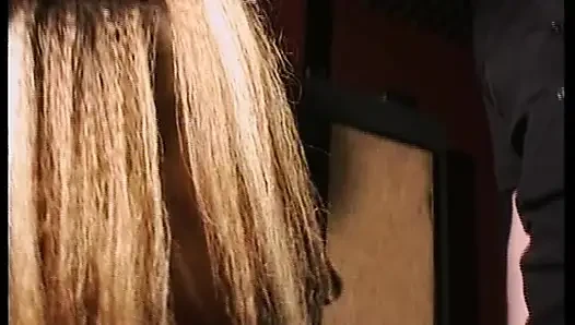 Ateşli Alman orta yaşlı seksi kadın küçük yarak emiyor ve yapay penisle kendini sikiyor