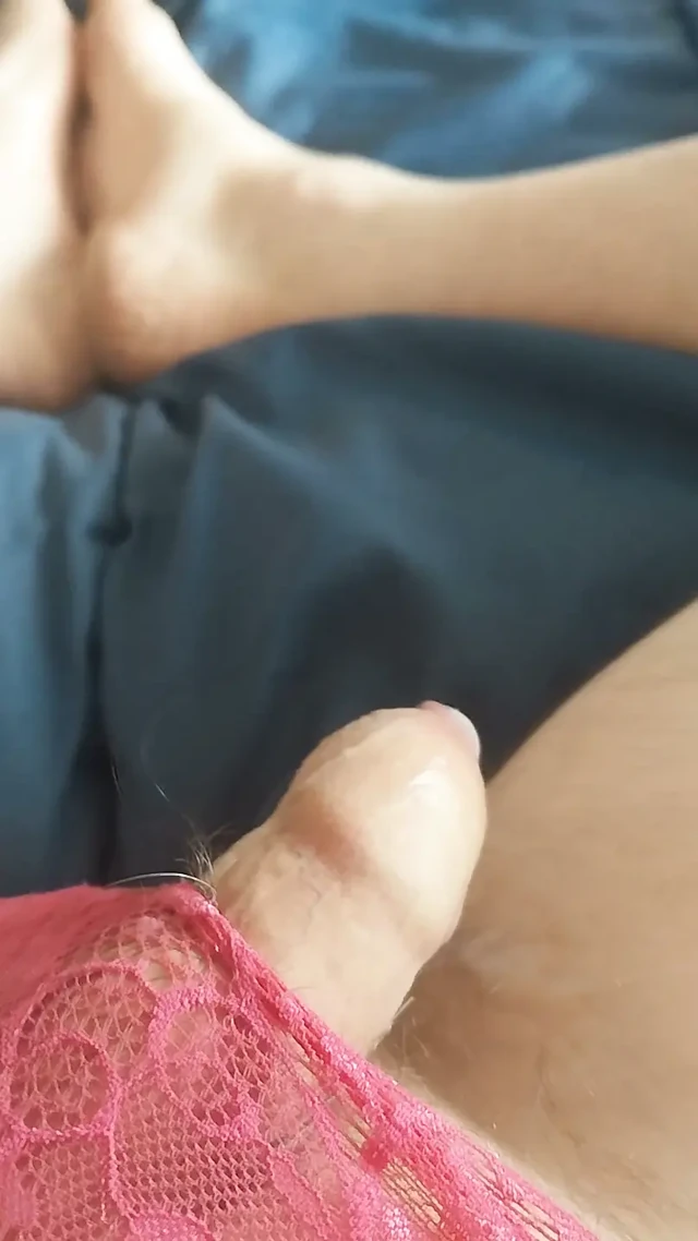 Kadın kılıklının çıplak lehg üzerinde quik boşalması