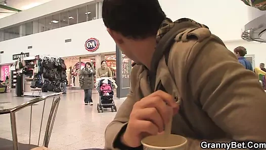 Sıska olgun sarışın kızı alıp götürüp sert sikiyor