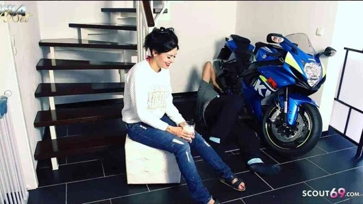 Alman komşu milf baştan genç adam için var hile seks