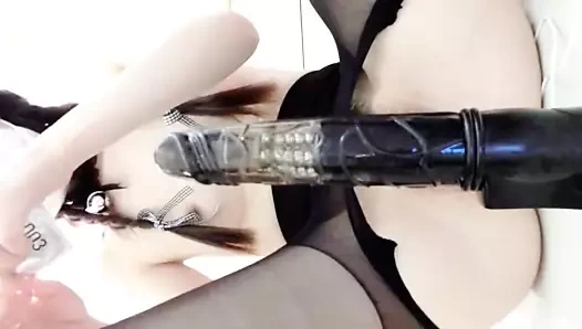 maskeli çinli kız oynuyor ile onu KEDİ ve popo deliği