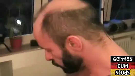 Amatör Alman sürtük mastürbasyon yaparken üçlü grup sekste yarağa biniyor