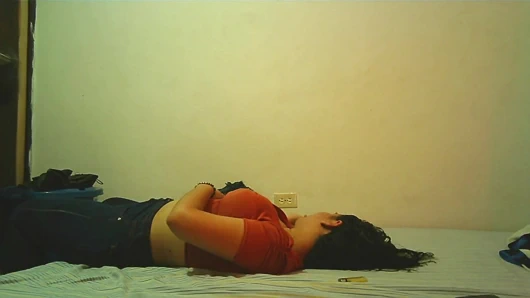 KARDEŞIMIN KARISI YANLIŞ ODAYA GIRIYOR, YATAĞA DÜŞÜYORUZ