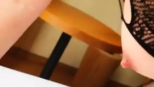 Otel penceresinden halka açık gösteri