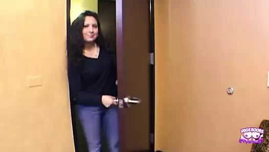 Şimdi bu büyük götlü kaltak tamamen Michael Stefano dölle kaplı ve buna bayılıyor