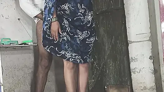 Göt amcık sikiyor yarak emiyor göğüslerini emiyor memeden süt emiyor ve domaltarak yarağa oturuyor ve doğrudan Hintçe seste yatıyor