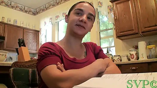 Küçük hamile üvey anne üvey oğluna büyük bir sorunda yardım ediyor