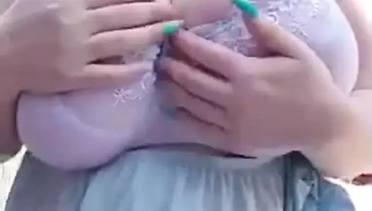 Dev göğüsler milf içinde the backyard