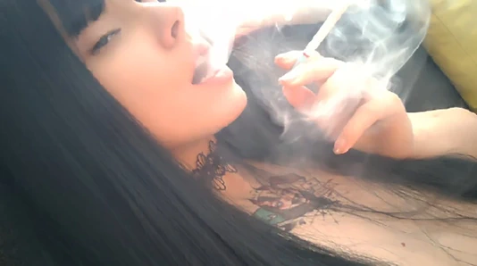 Gotik kız yakın çekim sigara içiyor (benden tam video isteyin)
