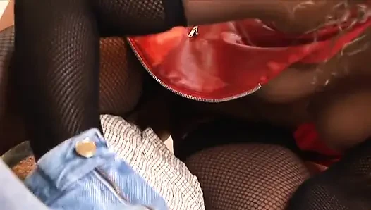Siyah kız beyaz bir yarağı ağzına dolduruyor derin ve hızlı bir şekilde emiyor