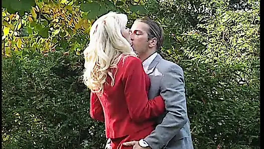 Büyük Memeli Yaramaz Hemşire Hasta Tarafından Kanepede Sikiliyor - Sarışın Güzellik Sakso!