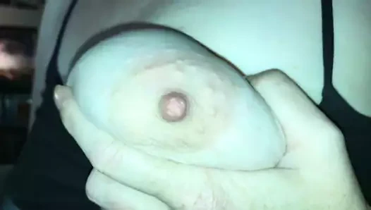 Göğüsleriyle oynamayı sever.