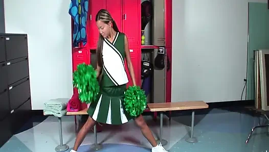 Asyalı ponpon kız Kara Tai amcığını oyuncakla sikiyor