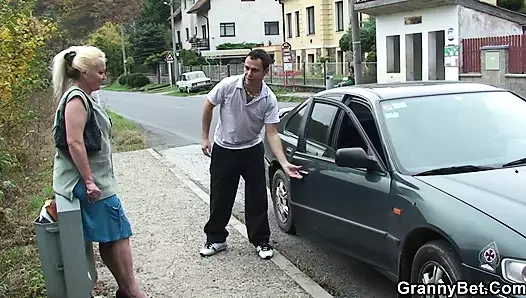 Adam olgun sarışını alıyor ve kıllı amını sikiyor