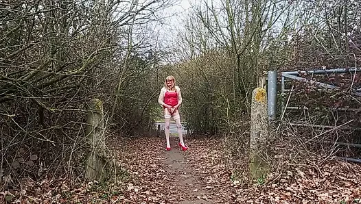 Crossdresser yol kenarında kırmızı pvc ile mastürbasyon yapıyor