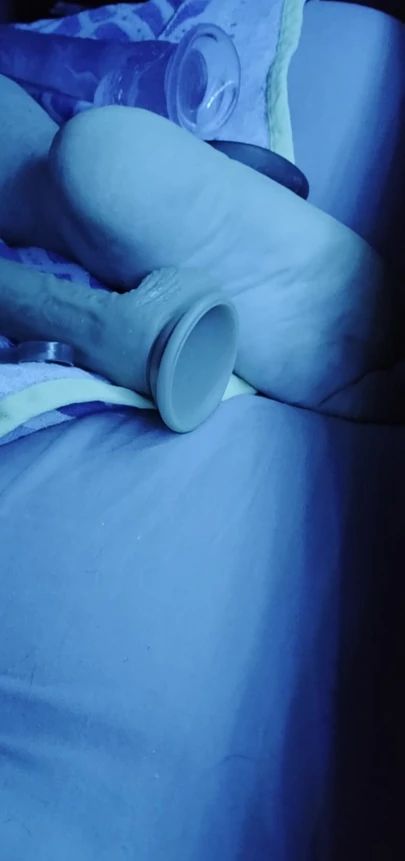 Süper boyutlu kadın kılıklı büyük dildoya biniyor