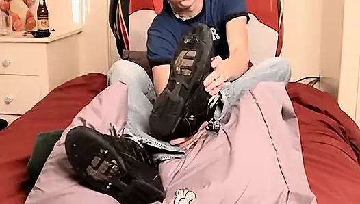 Iyi görünümlü çük binici var ayak oyun ve mastürbasyon solo