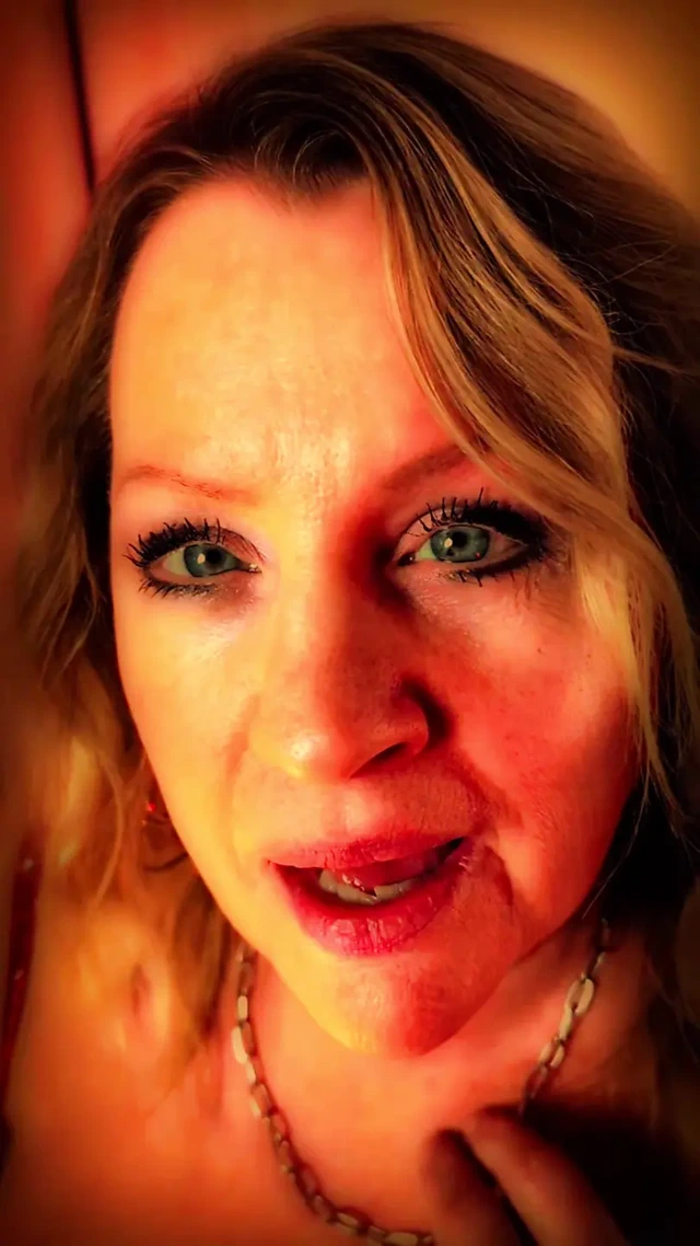 Katlicious kırmızı iç çamaşırlı çok seksi ve baştan çıkarıcı striptiz yapıyor