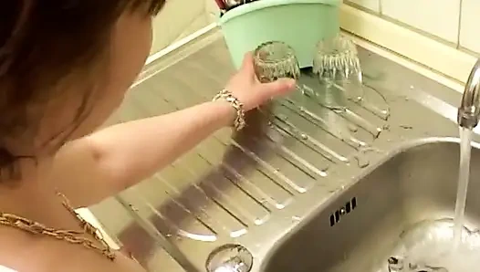 Olgun sürtük için mutfakta mastürbasyon