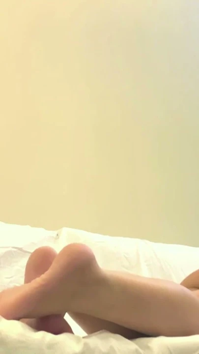 Yalnız boşanmış orta yaşlı seksi kadın o kadar azgındı ki yarağı arzulayan amcığını parmaklarıyla tatmin etti | Klip 1