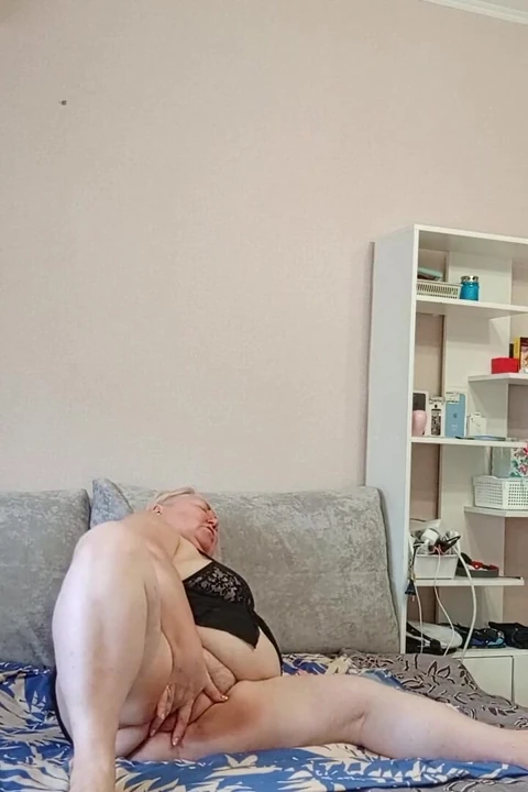 Komşu seks sohbetinde amını okşuyor
