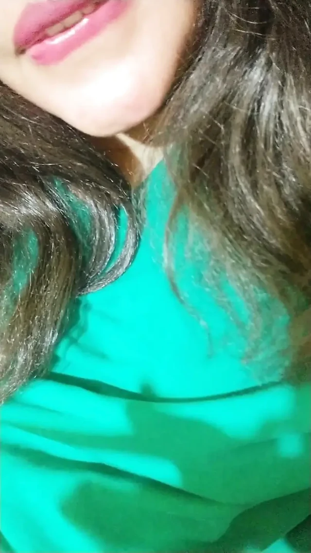 Evde tek başıma, korkudan inleyip şaplak atabilirim.