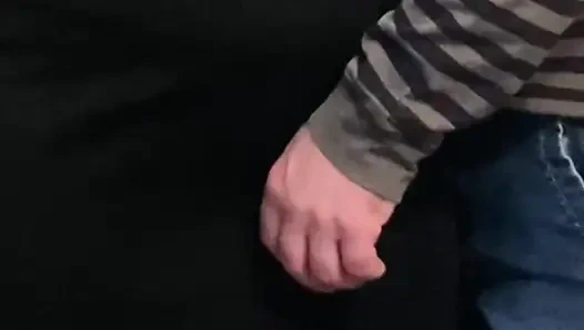 Azgın sapık elbisenin altında kızı parmaklıyor