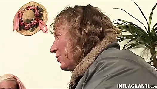 Ateşli hatun merdivenlerde sikiliyor